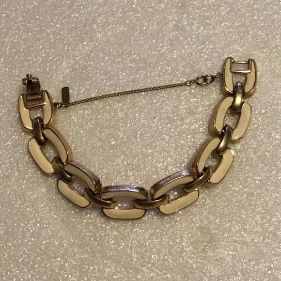 Vintage Monet gold tone chain link bracelet - Picture 2 of 8